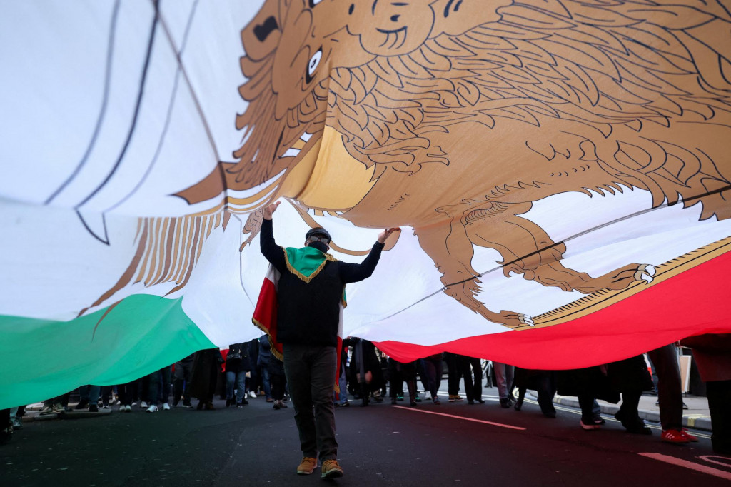 Ir&aacute;nska n&aacute;rodn&aacute; vlajka s mot&iacute;vom &bdquo;Lev a slnko&ldquo; z obdobia pred ir&aacute;nskou revol&uacute;ciou počas Pochodu za slobodn&yacute; Ir&aacute;n. FOTO: Reuters