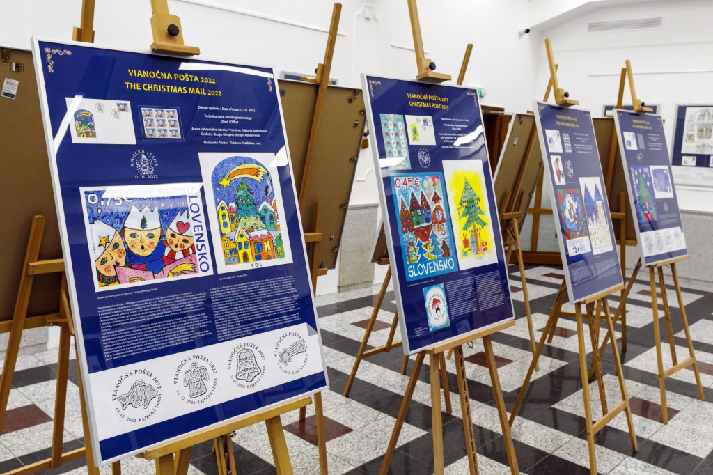 Umelci maj&uacute; svoj sp&ocirc;sob zdaňovania pr&iacute;jmov. Na sn&iacute;mke s&uacute; diela v r&aacute;mci gal&eacute;rie po&scaron;tov&yacute;ch zn&aacute;mok v centre Bratislavy.

FOTO: TASR/ D. Veselsk&yacute;