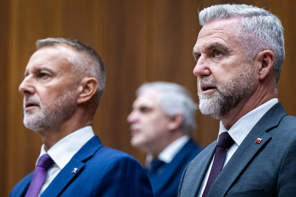 Predseda N&aacute;rodnej rady Richard Ra&scaron;i (Hlas-SD) a podpredseda Tibor Ga&scaron;par (Smer-SD). FOTO: TASR/Jakub Kotian