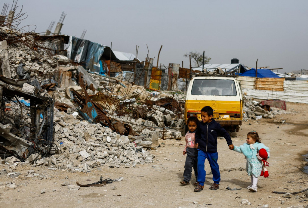 Palest&iacute;nčania v P&aacute;sme Gazy. FOTO: Reuters