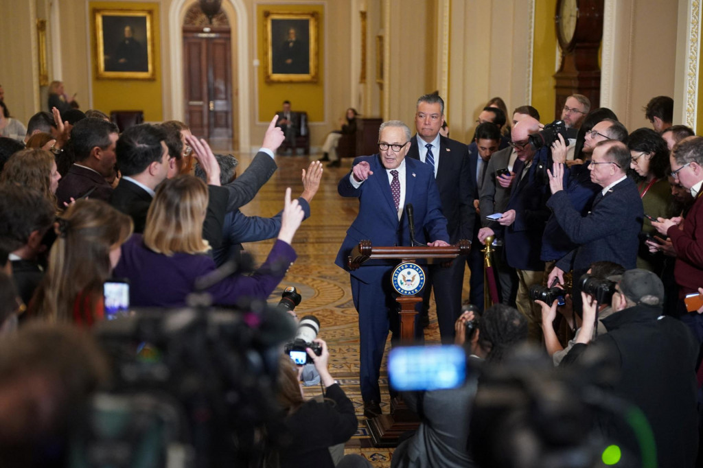 L&iacute;der demokratov v Sen&aacute;te Chuck Schumer žiada, aby si agenti ministerstva vn&uacute;tornej bezpečnosti vr&aacute;tane t&yacute;ch z Imigračn&eacute;ho a coln&eacute;ho &uacute;radu prestali pri z&aacute;sahoch zakr&yacute;vať tv&aacute;r, začali použ&iacute;vať telov&eacute; kamery a dodržiavať rovnak&eacute; pravidl&aacute; t&yacute;kaj&uacute;ce sa použitia sily ako miestna pol&iacute;cia. FOTO: REUTERS