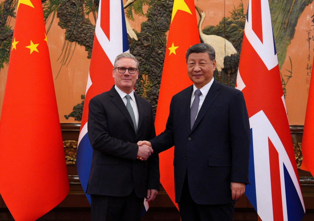 Britsk&yacute; premi&eacute;r Keir Starmer počas stretnutia s č&iacute;nskym prezidentom Si Ťin-pchingom. FOTO: REUTERS