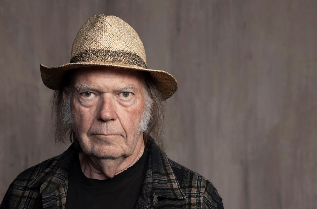 Na arch&iacute;vnej sn&iacute;mke z 9. septembra 2019 americko-kanadsk&yacute; spev&aacute;k Neil Young. FOTO: TASR/AP