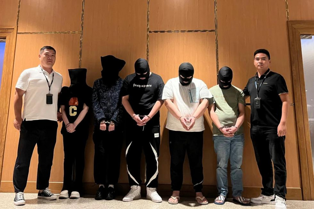 Na tejto fotografii zverejnenej tlačovou agent&uacute;rou Xinhua odovzd&aacute;va mjanmarsk&aacute; pol&iacute;cia č&iacute;nskej pol&iacute;cii na medzin&aacute;rodnom letisku Yangon v Yangone v Mjanmarsku p&auml;ť podozriv&yacute;ch z telekomunikačn&yacute;ch a internetov&yacute;ch podvodov (26. augusta 2023).
FOTO: TASR/AP/Xinhua/Č&iacute;nske veľvyslanectvo v Mjanmarsku