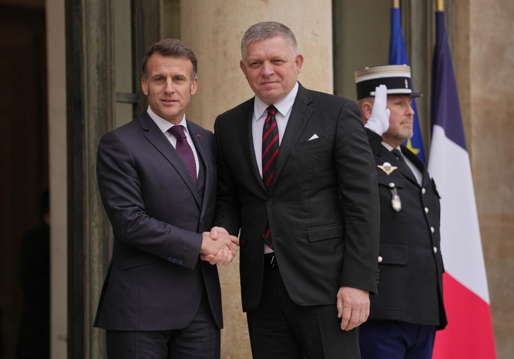 Na sn&iacute;mke slovensk&yacute; premi&eacute;r Robert Fico, ktor&eacute;ho v&iacute;ta franc&uacute;zsky prezident Emmanuel Macron pred Elyzejsk&yacute;m pal&aacute;com v Par&iacute;ži.

FOTO TASR/AP