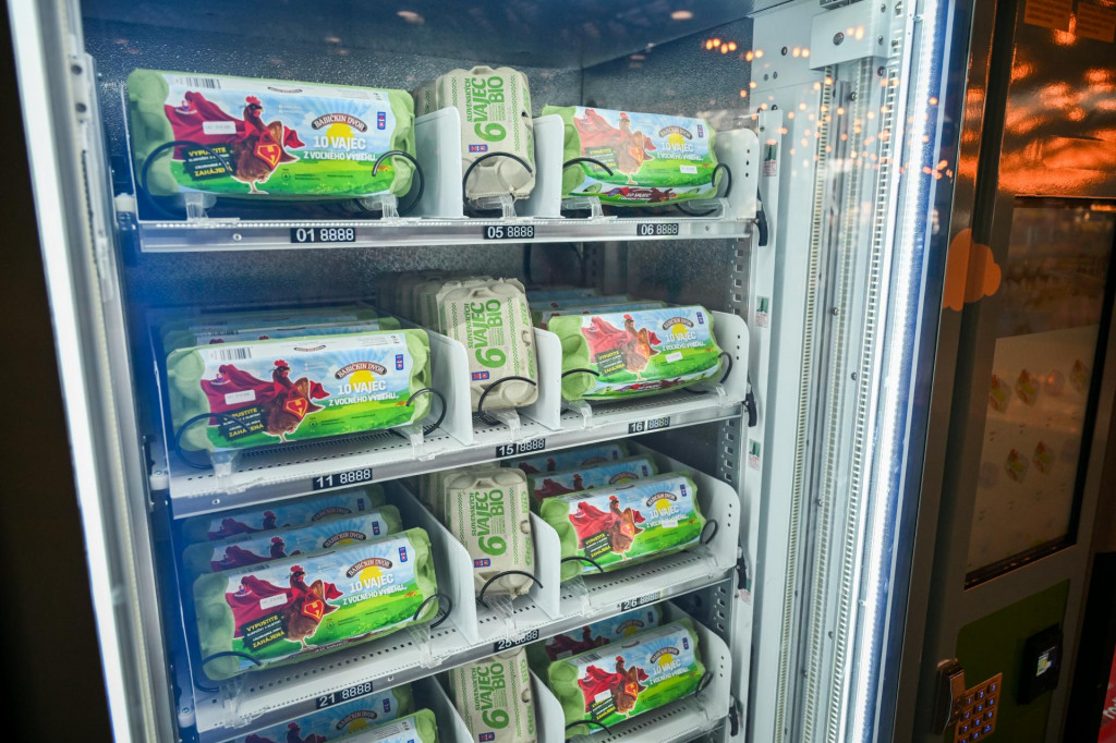 S trhom by navy&scaron;e mohla zam&aacute;vať aj dostupnosť podstielkov&yacute;ch vajec. FOTO: TASR/P. Zachar