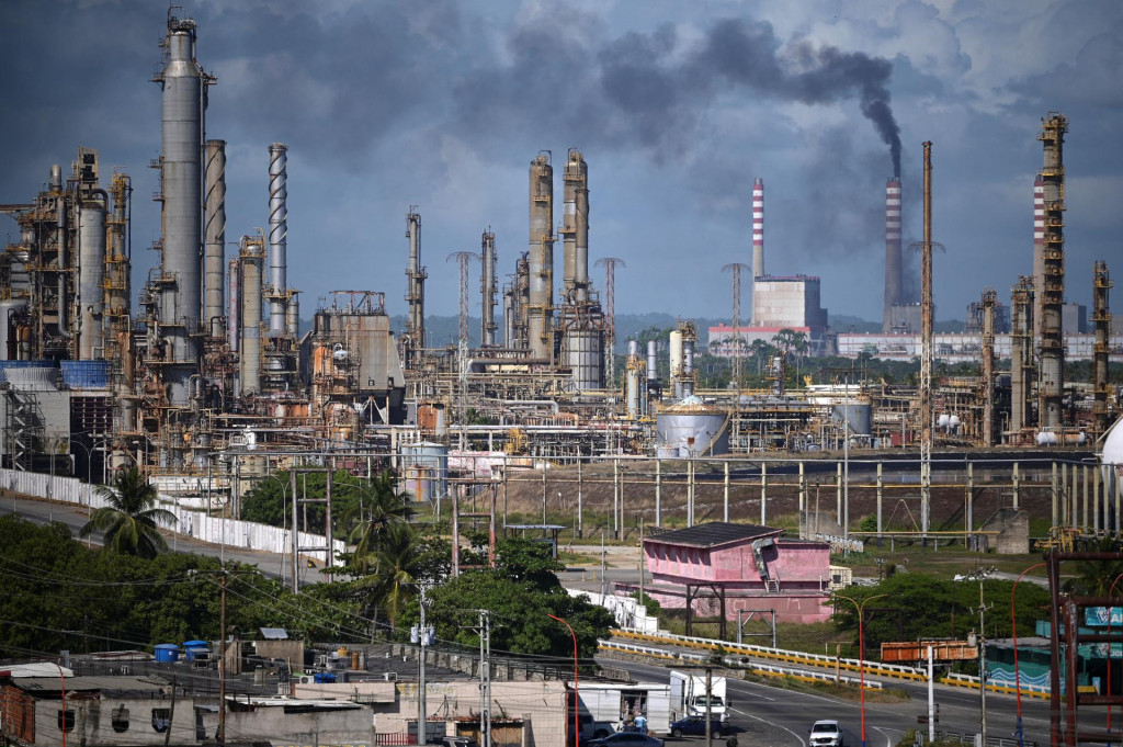Zariadenia v rafin&eacute;rii El Palito venezuelskej &scaron;t&aacute;tnej ropnej spoločnosti PDVSA v Puerto Cabello vo Venezuele. FOTO: Reuters