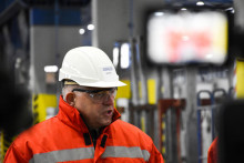 Robert Fico počas n&aacute;v&scaron;tevy hlinik&aacute;rne Slovalco. FOTO: TASR/Luk&aacute;&scaron; Mužla