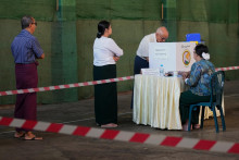 Voliči stoja v rade počas hlasovania v tretej a poslednej f&aacute;ze volieb do moment&aacute;lne rozpusten&eacute;ho dvojkomorov&eacute;ho parlamentu v mjanmarskom Rang&uacute;ne. FOTO: TASR/AP