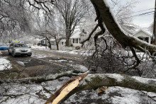 Spadnut&yacute; strom v d&ocirc;sledku snehovej b&uacute;rky v meste Nashville. FOTO: TASR/AP