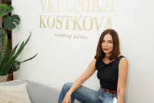 Veronika Kostkov&aacute; je m&oacute;dna n&aacute;vrh&aacute;rka, ktor&aacute; sa prim&aacute;rne &scaron;pecializuje na svadobn&eacute; a spoločensk&eacute; &scaron;aty. FOTO: Veronika Kostkov&aacute;
