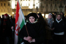 &Uacute;častn&iacute;ci protestu Postavme sa proti kolekt&iacute;vnej vine, ktor&yacute; organizovala platforma mlad&yacute;ch Maďarov žij&uacute;cich na Slovensku K&ouml;z.&uuml;gy - Vec spoločn&aacute; na Hlavnom n&aacute;mest&iacute; v Bratislave. FOTO: TASR/Maro&scaron; Herc