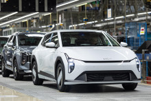 Na sn&iacute;mke nov&yacute; automobil Kia EV4 počas ofici&aacute;lneho spustenia v&yacute;roby. FOTO: TASR/D. Stehl&iacute;k