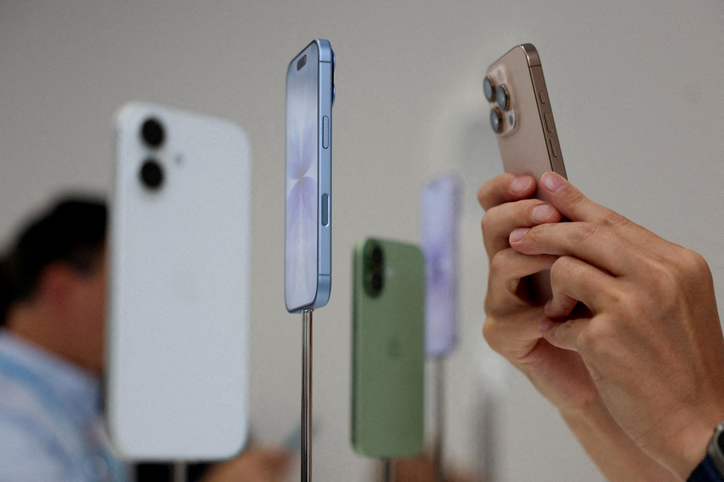 Motorom rastu bol siln&yacute; dopyt po novom modelovom rade iPhone 17 počas vianočnej sez&oacute;ny. FOTO: REUTERS