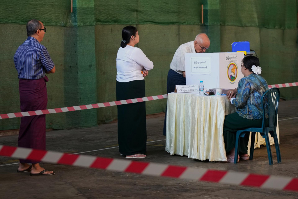 Voliči stoja v rade počas hlasovania v tretej a poslednej f&aacute;ze volieb do moment&aacute;lne rozpusten&eacute;ho dvojkomorov&eacute;ho parlamentu v mjanmarskom Rang&uacute;ne. FOTO: TASR/AP