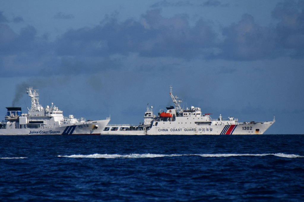 Plavidlo č&iacute;nskej pobrežnej str&aacute;že sa plav&iacute; v bl&iacute;zkosti plavidla japonskej pobrežnej str&aacute;že a obch&aacute;dza skupinu sporn&yacute;ch ostrovov Senkaku. FOTO: Reuters