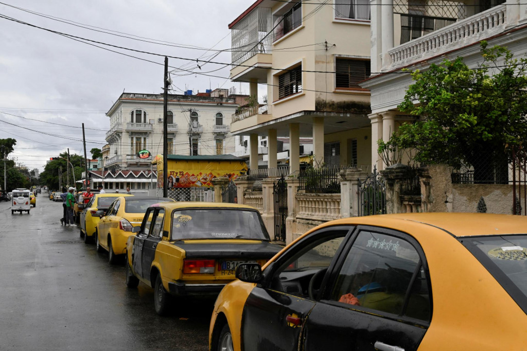 Taxik&aacute;ri čakaj&uacute; na benz&iacute;nke v Havane. FOTO: Reuters