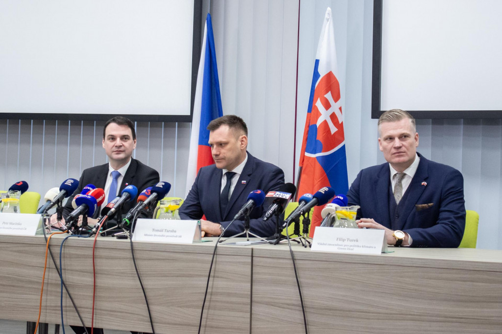 Zľava česk&yacute; minister životn&eacute;ho prostredia a zahraničn&yacute;ch vec&iacute; Petr Macinka, slovensk&yacute; minister životn&eacute;ho prostredia Tom&aacute;&scaron; Taraba a splnomocnenec českej vl&aacute;dy pre klimatick&uacute; politiku a Green Deal Filip Turek. FOTO: TASR/Barbora Vizv&aacute;ryov&aacute;