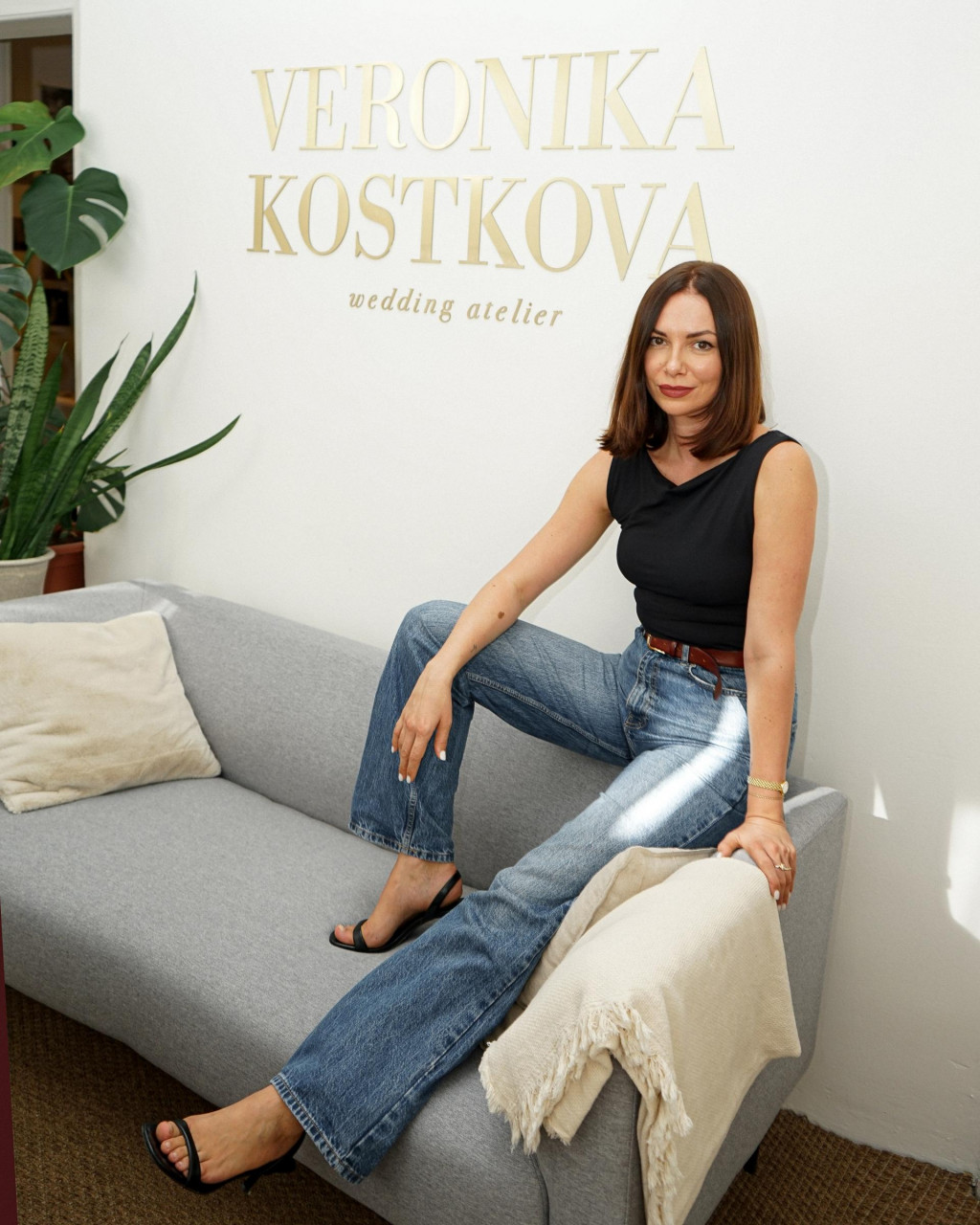 Veronika Kostkov&aacute; je m&oacute;dna n&aacute;vrh&aacute;rka, ktor&aacute; sa prim&aacute;rne &scaron;pecializuje na svadobn&eacute; a spoločensk&eacute; &scaron;aty. FOTO: Veronika Kostkov&aacute;