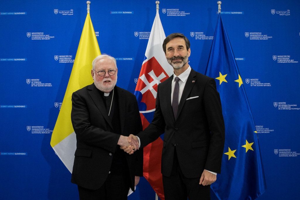 Na pozvanie Juraja Blan&aacute;ra dnes pricestoval na Slovensko arcibiskup Paul Richard Gallagher. FOTO: Ministerstvo zahraničn&yacute;ch vec&iacute; SR