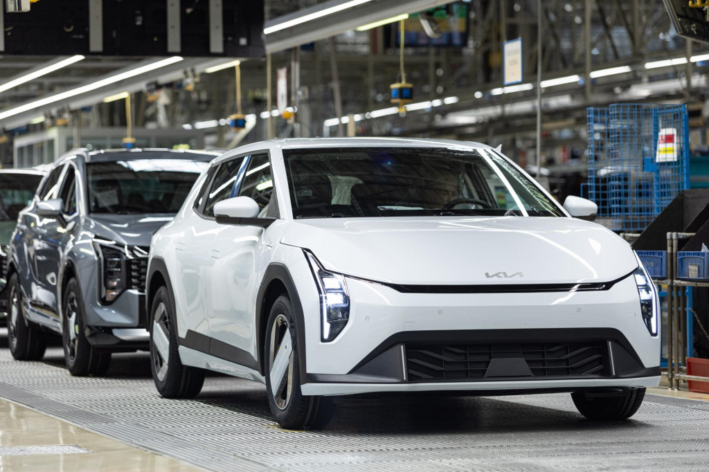 Na sn&iacute;mke nov&yacute; automobil Kia EV4 počas ofici&aacute;lneho spustenia v&yacute;roby. FOTO: TASR/D. Stehl&iacute;k