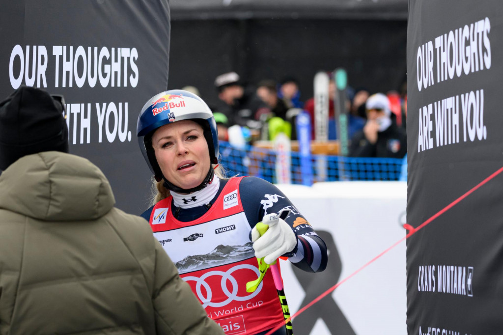 Američanka Lindsey Vonnov&aacute; po p&aacute;de počas zjazdu žien na Svetovom poh&aacute;ri alpsk&yacute;ch lyžiarok vo &scaron;vajčiarskom stredisku Crans-Montana. FOTO: TASR/AP
