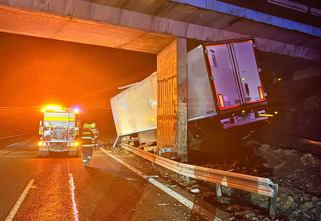 Na D1 v smere do Bratislavy je pre nehodu obmedzená premávka