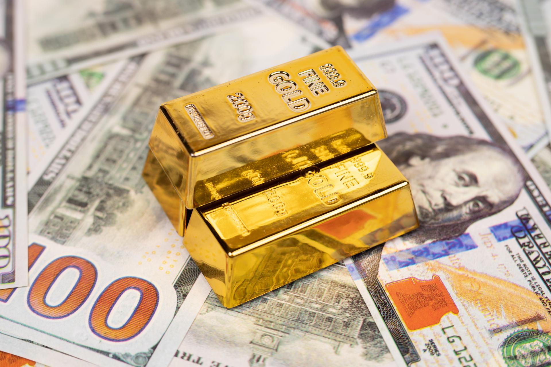 Investori utekaj&uacute; k bezpečn&yacute;m akt&iacute;vam. Zlato prelomilo p&auml;ťtis&iacute;c dol&aacute;rov