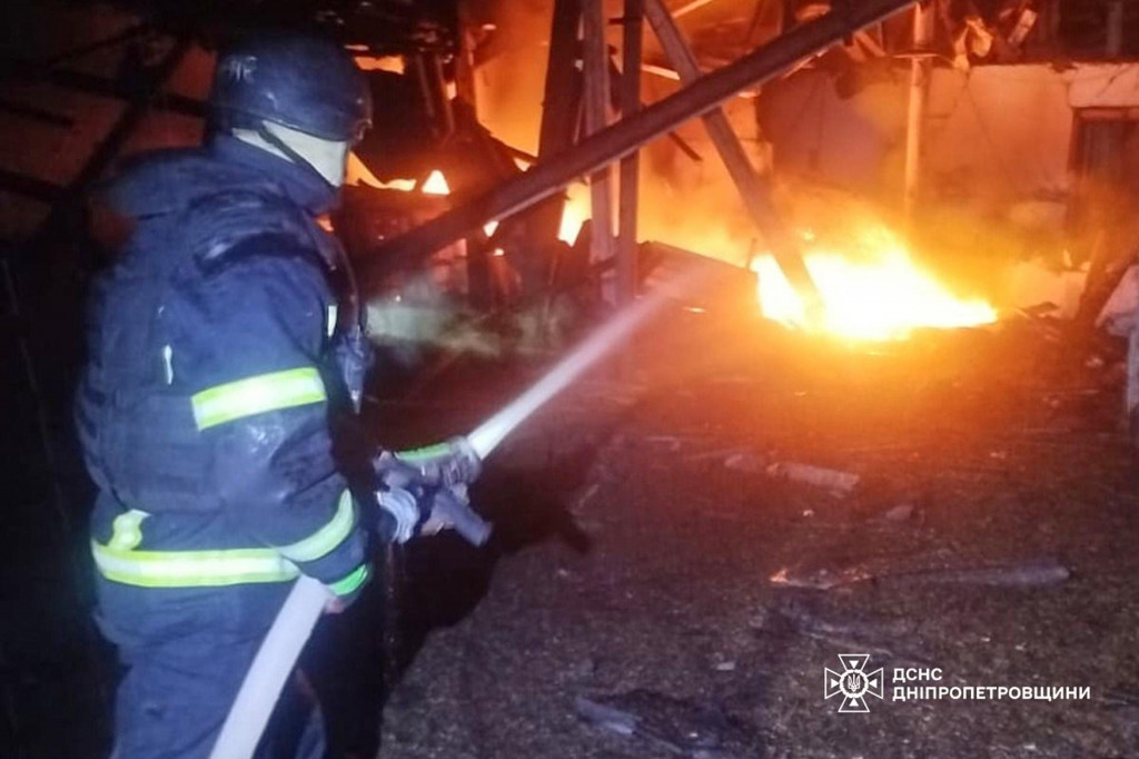 Hasič sa pok&uacute;&scaron;a uhasiť požiar po ruskom dronovom &uacute;toku. FOTO: TASR/AP
