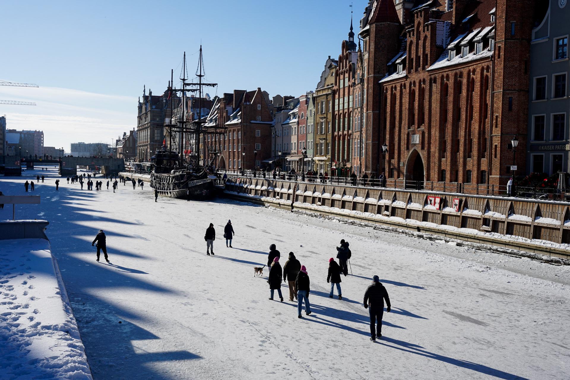 Pre mrazy zatvorili v Poľsku stovky &scaron;k&ocirc;l, na uliciach s&uacute; vyhrievan&eacute; stany