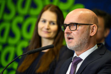 V pozad&iacute; poslankyňa N&aacute;rodnej rady Martina Bajo Holečkov&aacute; a &scaron;&eacute;f SaS Branislav Gr&ouml;hling. FOTO: TASR/Jaroslav Nov&aacute;k
