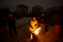 Ľudia na Ukrajine sa ohrievaj&uacute; ako sa len d&aacute;.

FOTO: REUTERS