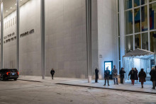 Na arch&iacute;vnej sn&iacute;mke ľudia kr&aacute;čaj&uacute; do Kennedyho centra vo Washingtone. FOTO: TASR/AP
