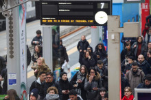 Cestuj&uacute;ci postupuj&uacute; pozdĺž n&aacute;stupi&scaron;ťa na stanici v Mil&aacute;ne. FOTO: Reuters