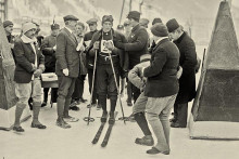 N&oacute;rsky lyžiar Thorleif Haug na &scaron;tarte jednej z discipl&iacute;n prvej zimnej olympi&aacute;dy v Chamonix. Stal sa hrdinom hier, keď z&iacute;skal dve zlat&eacute; medaily v behu na lyžiach a tretiu v severskej kombin&aacute;cii.