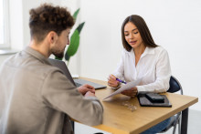 Prebytok uch&aacute;dzačov sa t&yacute;ka hlavne absolventov bez praktick&yacute;ch sk&uacute;senost&iacute;. FOTO: Dreamstime