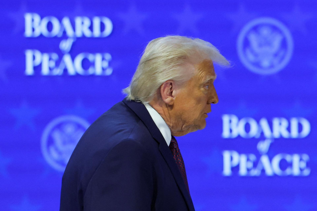 Donald Trump odch&aacute;dza po zverejnen&iacute; charty svojej Rady mieru v Davose 22. janu&aacute;ra. FOTO: Reuters