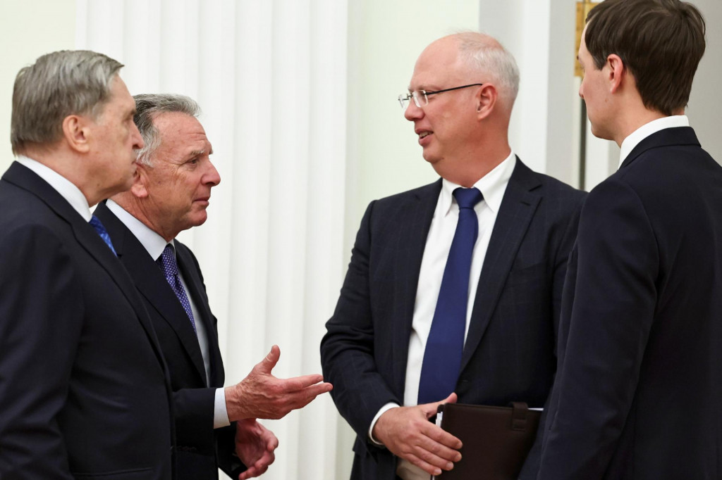 Osobitn&yacute; vyslanec Spojen&yacute;ch &scaron;t&aacute;tov Steve Witkoff (druh&yacute; zľava), rusk&yacute; vyjedn&aacute;vač Kirill Dmitrijev (druh&yacute; sprava), poradca rusk&eacute;ho prezidenta pre zahraničn&uacute; politiku Jurij U&scaron;akov (vľavo) a Jared Kushner, zať a poradca americk&eacute;ho prezidenta Donalda Trumpa. FOTO: TASR/AP
