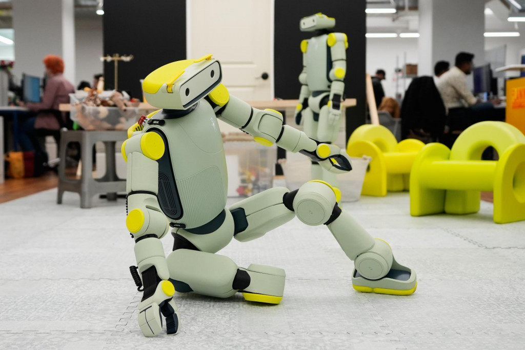 Humanoidn&yacute; robot menom Sprout vst&aacute;va ukazuje svoju pohyblivosť v New Yorku. FOTO: TASR/AP