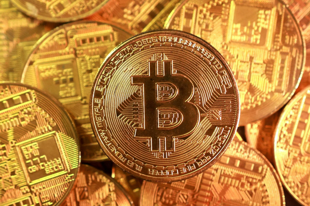 Aj bitcoin považovan&yacute; za &rdquo;digit&aacute;lne zlato&rdquo; sa ocitol vo v&iacute;re prudk&yacute;ch v&yacute;predajov. FOTO: REUTERS