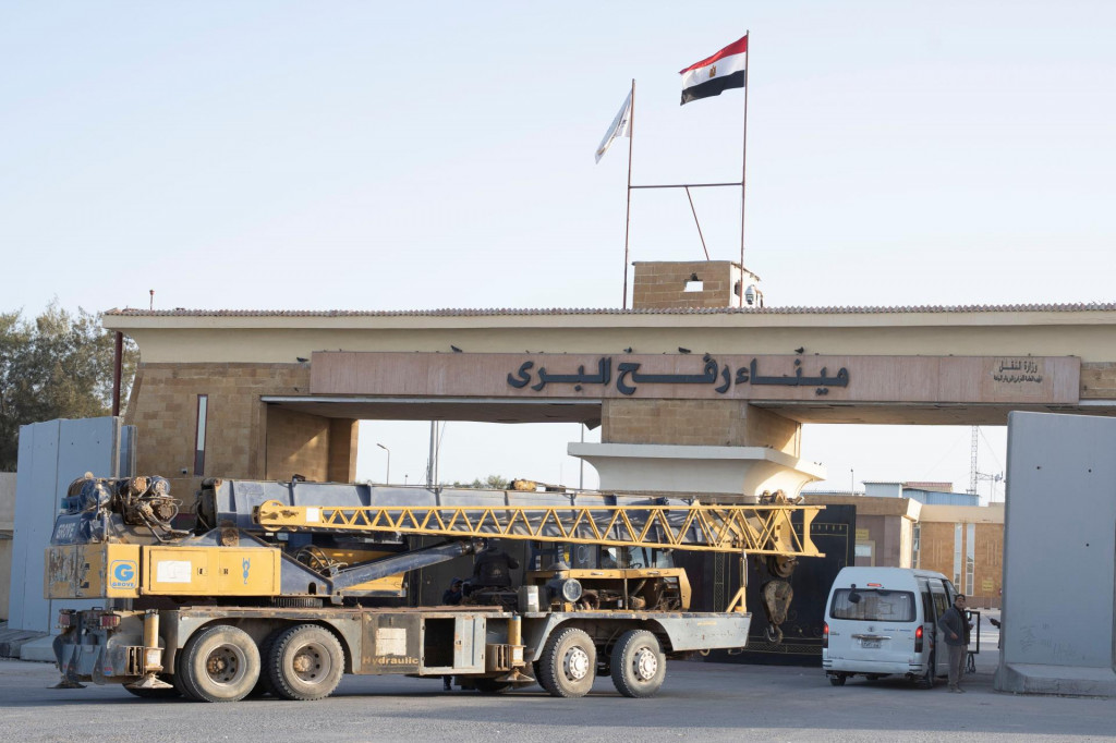 Žeriav vstupuje na hraničn&yacute; priechod Rafah medzi Egyptom a P&aacute;smom Gazy. FOTO: TASR/AP
