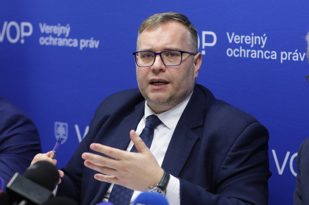Na sn&iacute;mke verejn&yacute; ochranca pr&aacute;v R&oacute;bert Dobrovodsk&yacute;. FOTO: TASR/Maro&scaron; Herc
