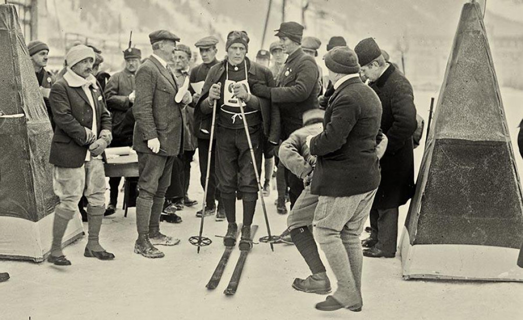 N&oacute;rsky lyžiar Thorleif Haug na &scaron;tarte jednej z discipl&iacute;n prvej zimnej olympi&aacute;dy v Chamonix. Stal sa hrdinom hier, keď z&iacute;skal dve zlat&eacute; medaily v behu na lyžiach a tretiu v severskej kombin&aacute;cii.