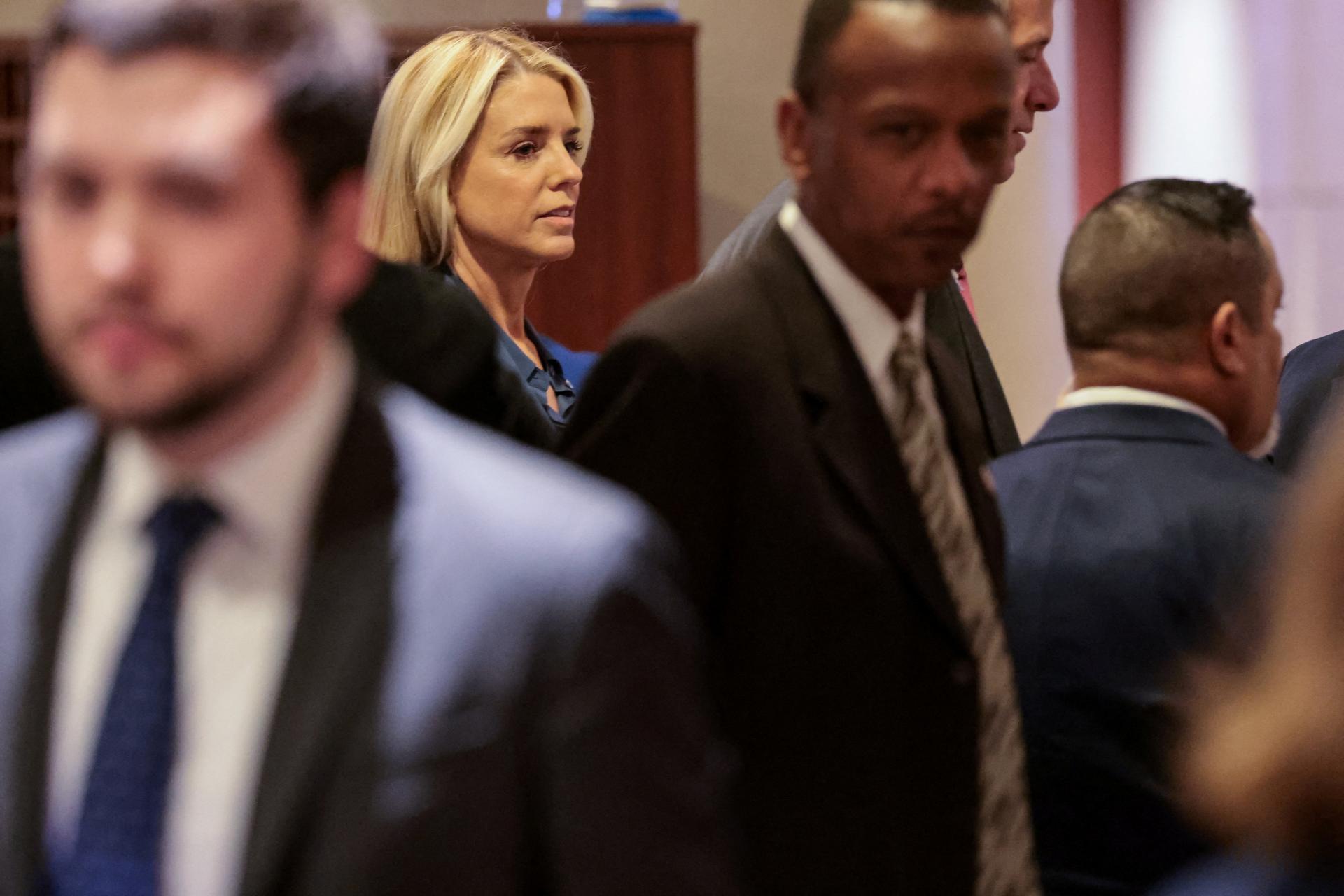 Po sťažnostiach Epsteinov&yacute;ch obet&iacute; stiahlo americk&eacute; ministerstvo spravodlivosti stovky dokumentov z webu