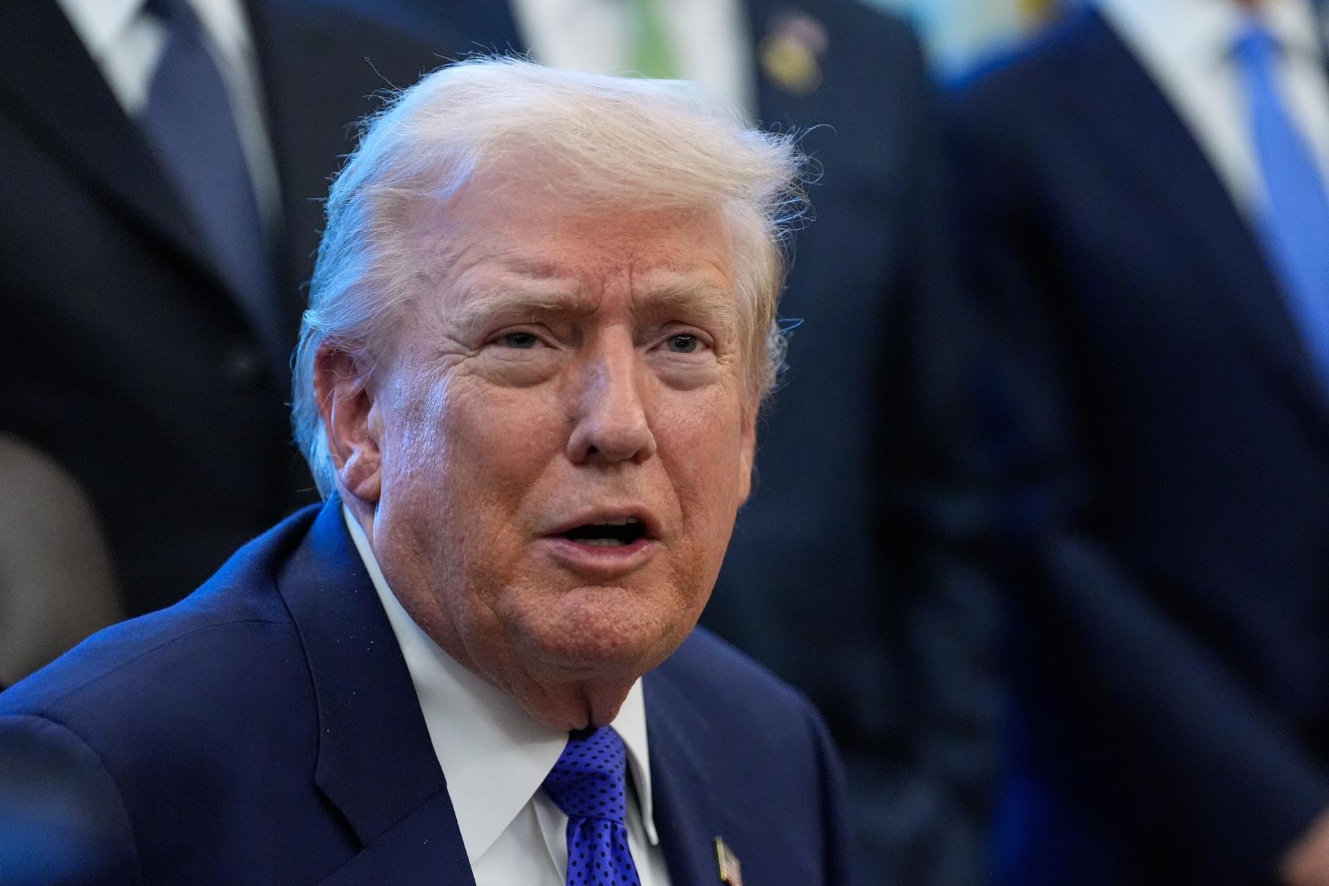 Trump vyz&yacute;va kongresmanov, aby ur&yacute;chlene schv&aacute;lili z&aacute;kon a ukončili shutdown