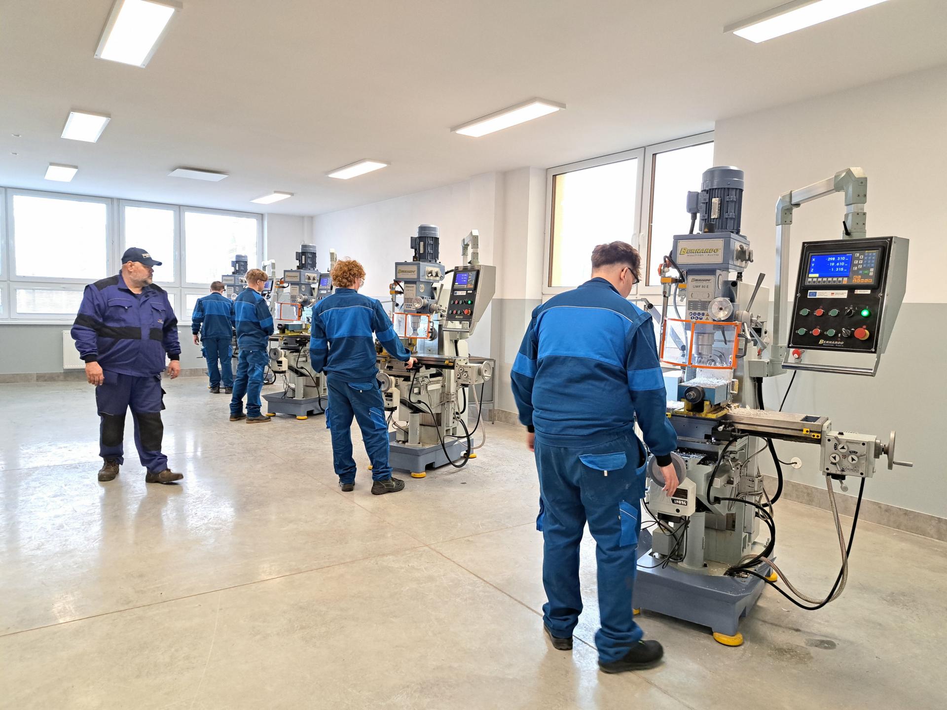 Zručnosti dospel&yacute;ch Slov&aacute;kov slabn&uacute;. Na stole s&uacute; tri rie&scaron;enia, jedno z nich m&aacute; v&scaron;ak h&aacute;čik