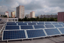 Na sn&iacute;mke slnečn&eacute; kolektory na streche Strednej priemyselnej &scaron;koly elektrotechnickej v Bratislave.

FOTO: TASR/ E. Fa&scaron;ung