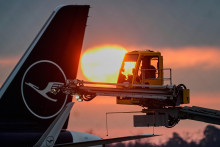 Na sn&iacute;mke osobn&eacute; lietadlo nemeckej spoločnosti Lufthansa odmrazuj&uacute; pred &scaron;tartom na letisku v nemeckom Frankfurte nad Mohanom. FOTO: TASR/AP