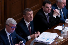 Česk&yacute; minister priemyslu a obchodu Karel Havl&iacute;ček zo strany ANO a česk&yacute; premi&eacute;r Andrej Babi&scaron;. FOTO: Reuters