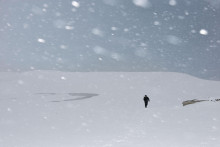 Muž kr&aacute;ča uprostred nahromaden&eacute;ho snehu na piesočn&yacute;ch dun&aacute;ch Tottori. FOTO: Reuters/Kj&oacute;d&oacute;